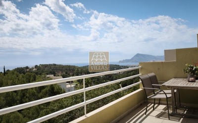 A beautiful semi-detached house with lovely sea views in Sierra Altea Golf.